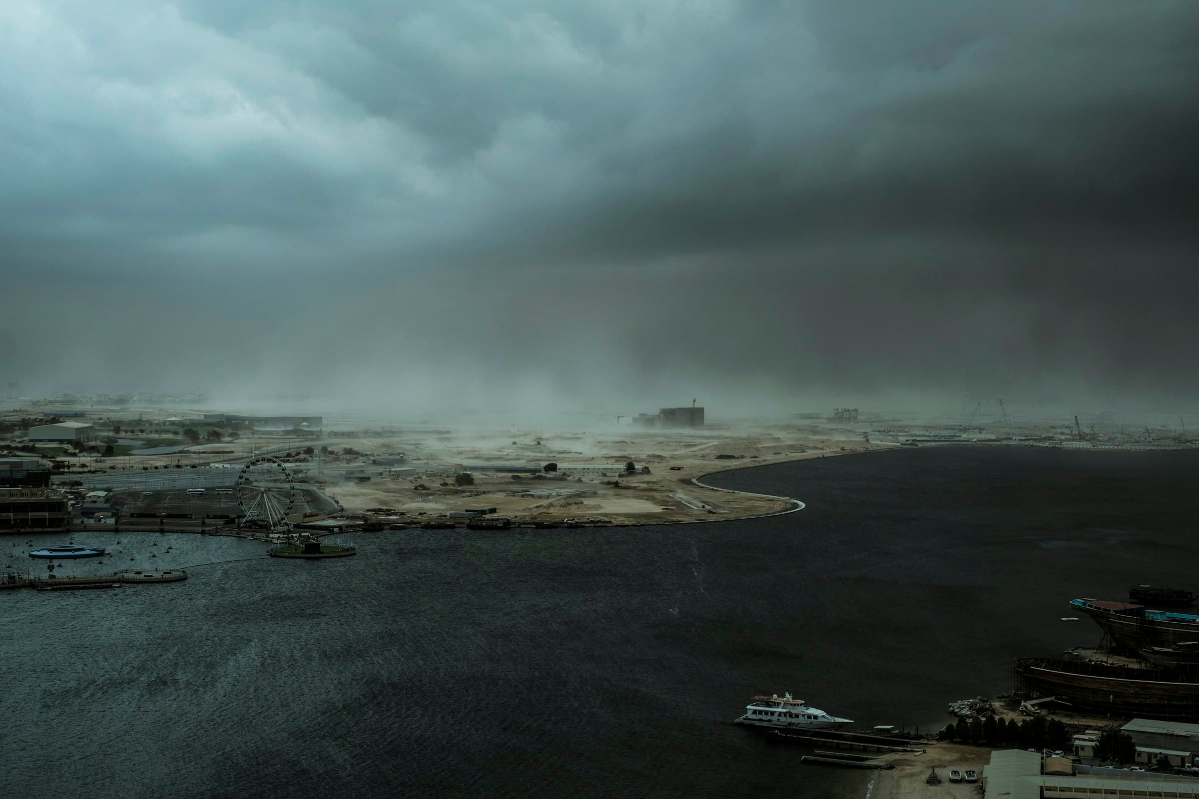 Death Stranding 2 artwork mostrando a Sam Porter con Lou en paisaje post-apocalÃptico