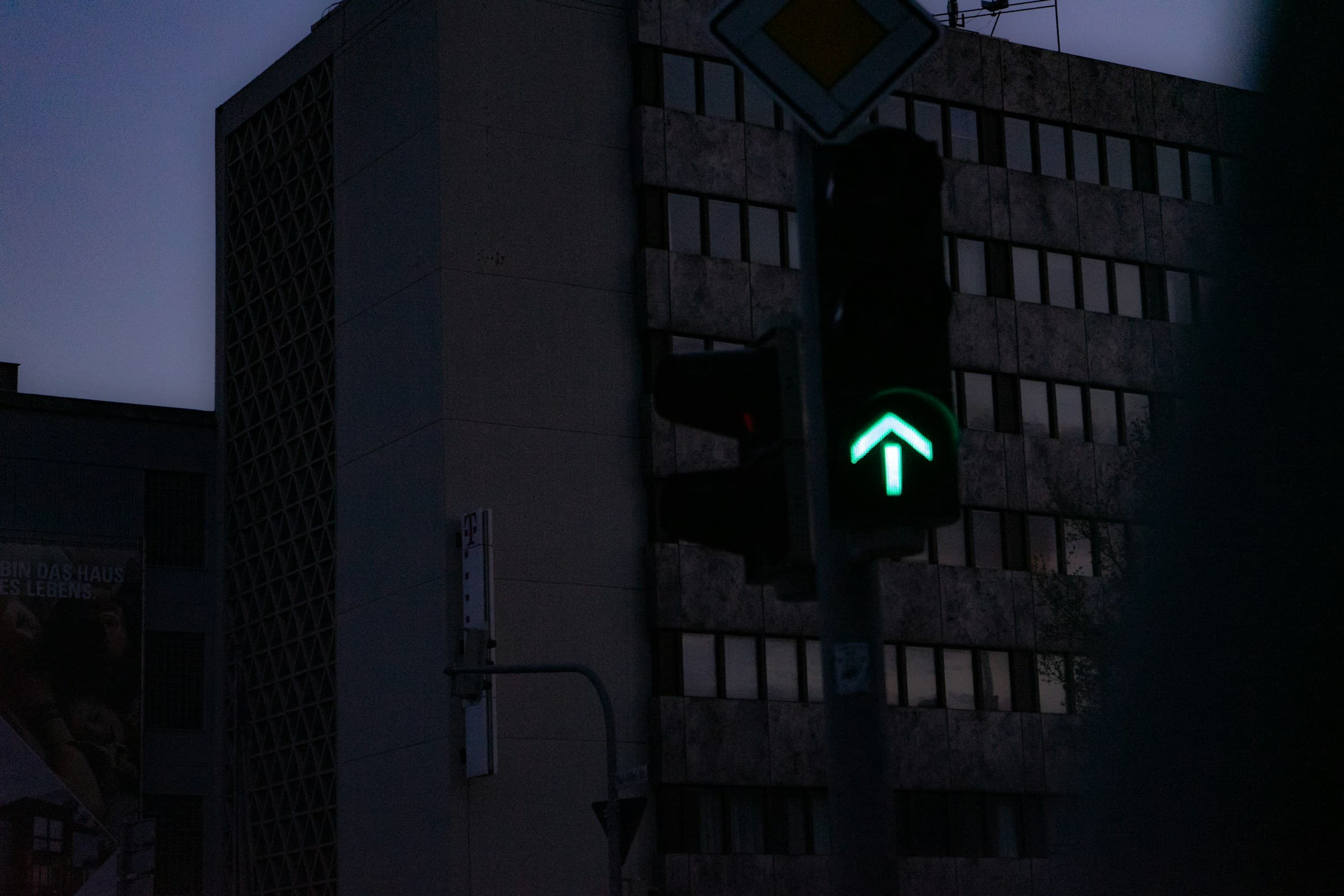 Captura del segundo tráiler de GTA 6 mostrando Vice City con overlay de estadísticas de YouTube: 93 millones de visualizaciones en 24 horas