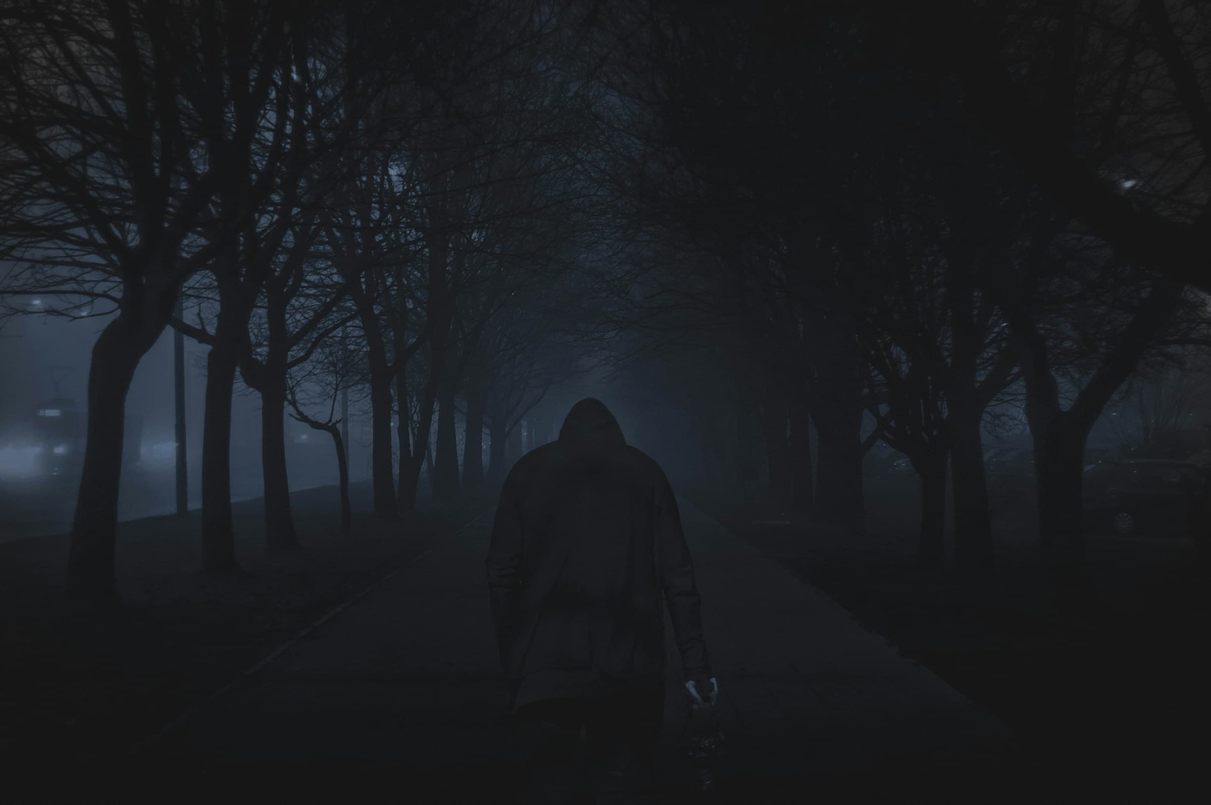 Silent Hill 2 Remake gameplay screenshot showing Pyramid Head encounter in fog
